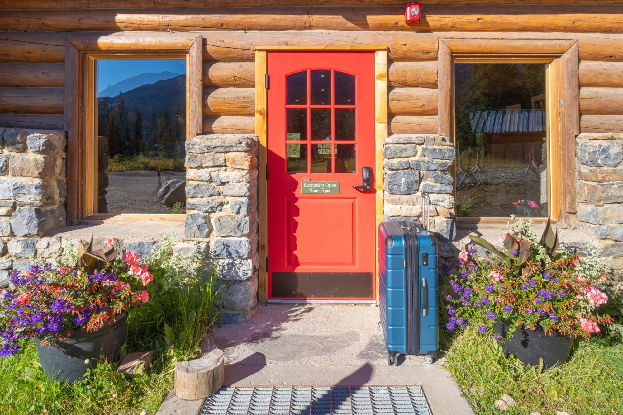 The Lodge At Bow Lake Лейк Луис Екстериор снимка