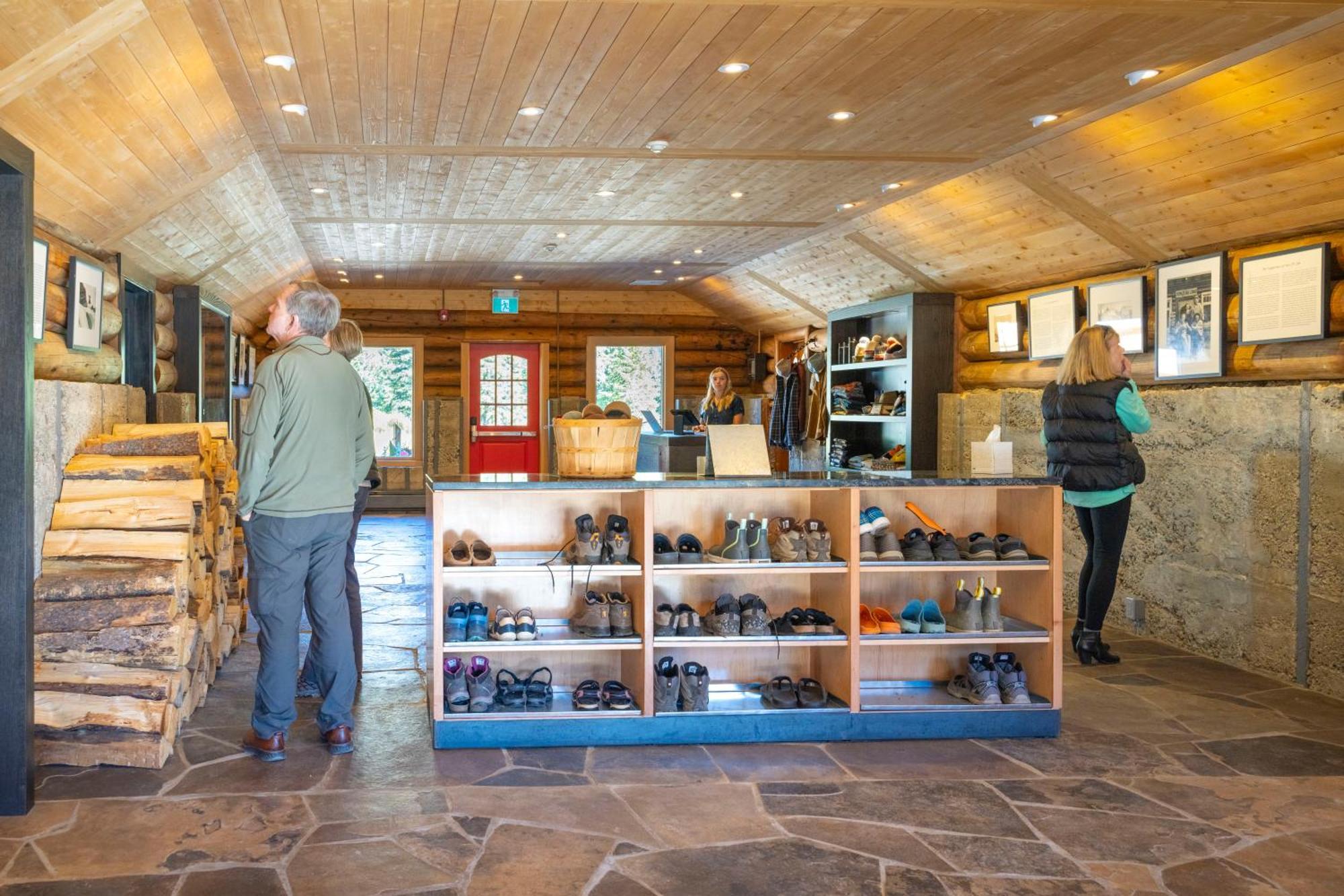 The Lodge At Bow Lake Лейк Луис Екстериор снимка